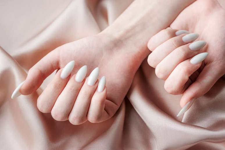 Beges acinzentados, off-whites e tons amanteigados surgem como op&ccedil;&otilde;es minimalistas e elegantes 