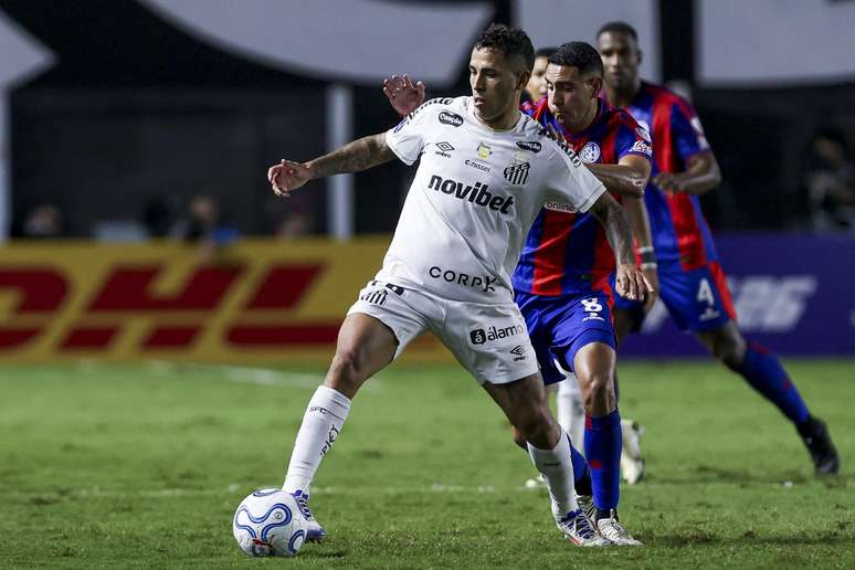 Cristian Oliva e Manuel Insaurralde disputam bola em Santos x San Lorenzo 