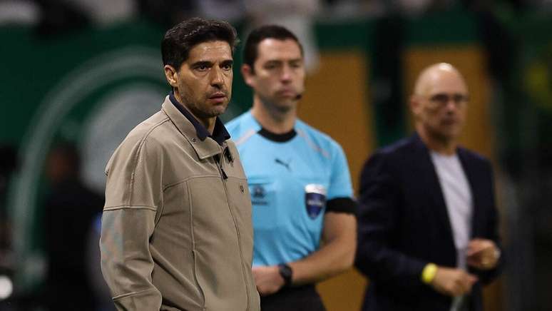 Abel Ferreir observa o comportamento do Palmeiras durante o jogo em que o seu time fez 4 a 1 no Junior-COL.&nbsp;