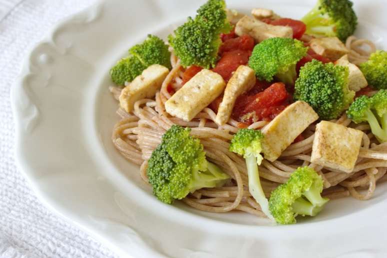 Espaguete integral com tofu e br&oacute;colis 