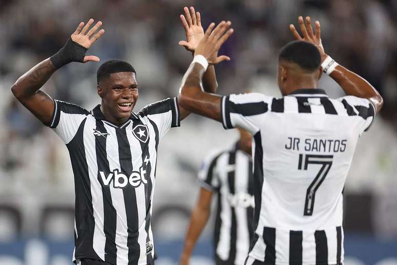 Kadir (esq.) comemora gol com Jr Santos &ndash;