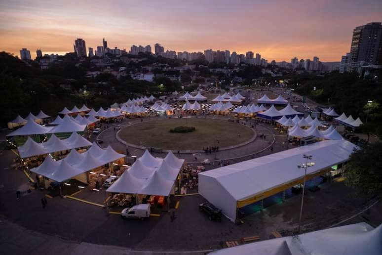 Vista de cima da montagem da Feira do Livro, na edi&ccedil;&atilde;o de 2025.