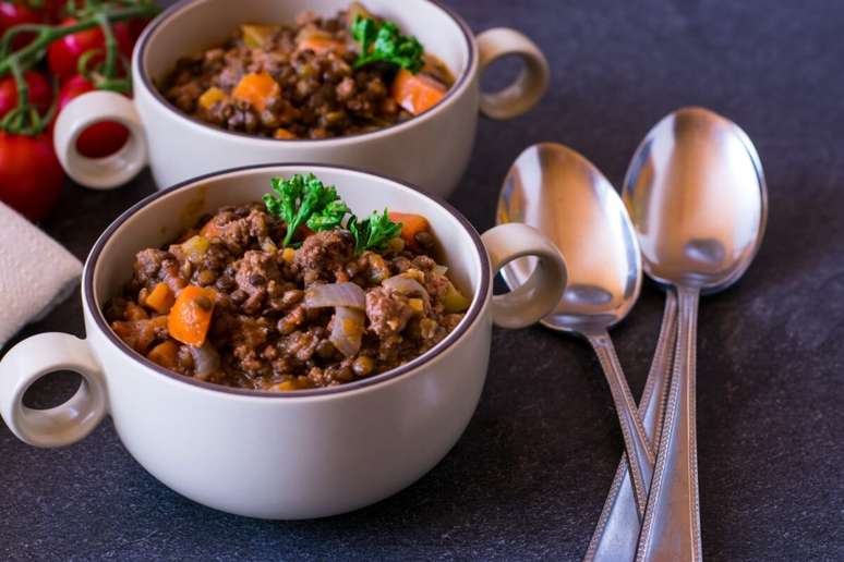 Lentilha com carne mo&iacute;da e legumes 