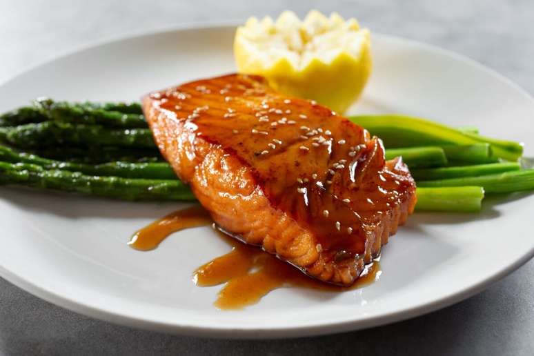 Salm&atilde;o com molho teriyaki e aspargo 