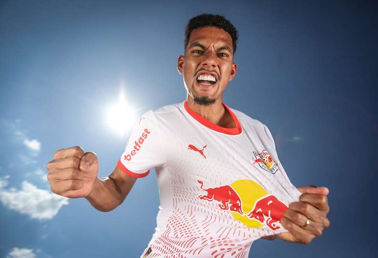 Alix Vinicius, zagueiro do Red Bull Bragantino. 