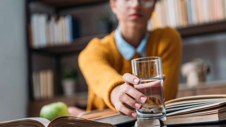 Especialistas indicam que o corpo, em geral, oferece bons sinais de quando precisa de &aacute;gua, e a sensa&ccedil;&atilde;o de sede continua sendo um guia importante &ndash; depositphotos.com / VitalikRadko
