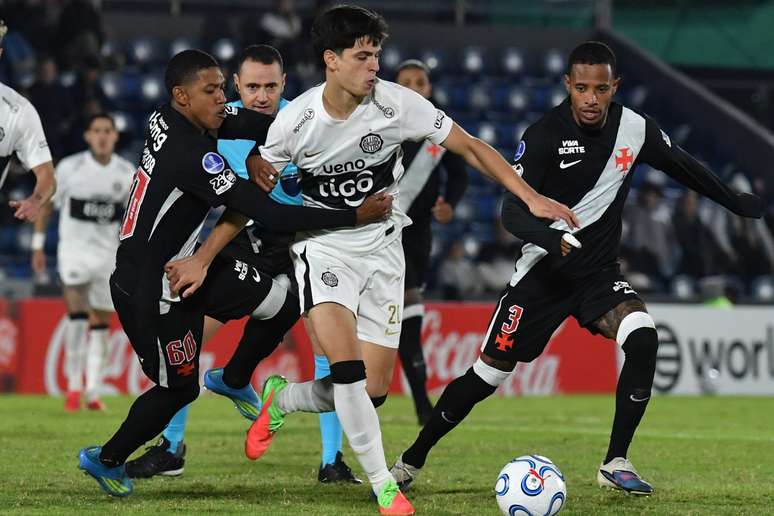 Disputa de bola em Ol&iacute;mpia x Vasco da Gama 