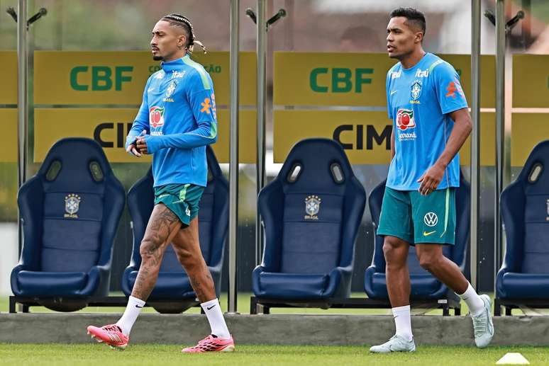 Raphinha e Alex Sandro em treino da Sele&ccedil;&atilde;o Brasileira