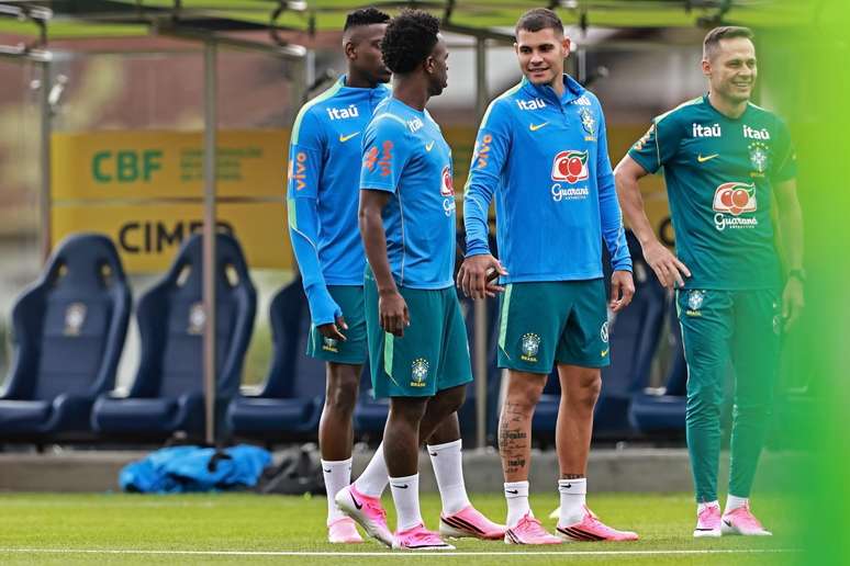 Luiz Henrique, Vin&iacute;cius J&uacute;nior e Bruno Guimar&atilde;es em treino da Sele&ccedil;&atilde;o