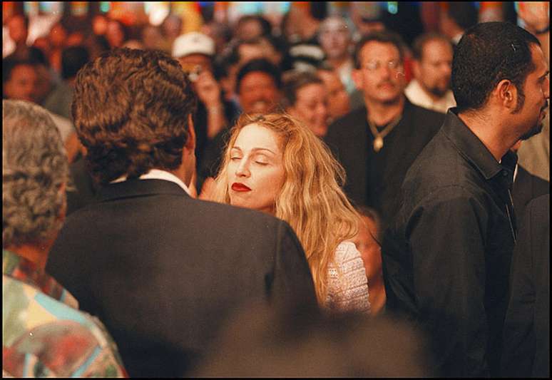 Madonna &eacute; flagrada em clima de intimidade com John F. Kennedy Jr.
