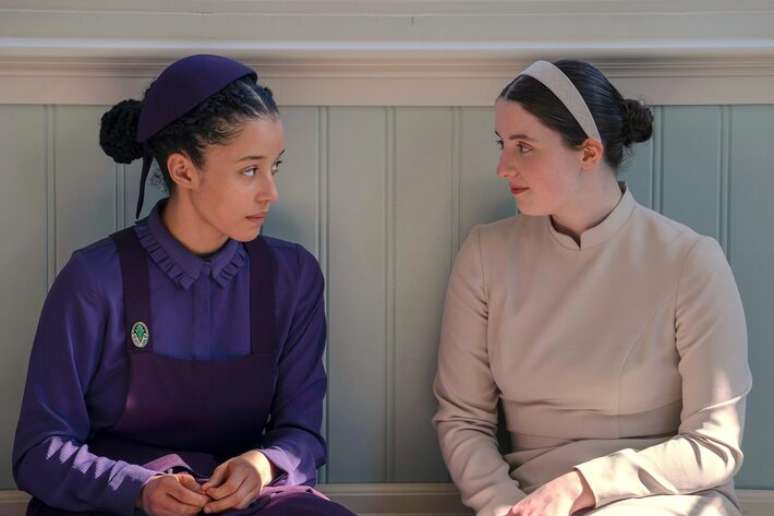 Chase Infiniti e Lucy Halliday em cena de 'Os Testamentos', s&eacute;rie derivada de 'O Conto da Aia'; final da primeira temporada chegou nesta quarta ao Disney+