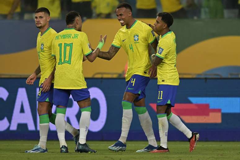 Neymar e Gabriel Magalh&atilde;es (ao centro) em partida pela Sele&ccedil;&atilde;o Brasileira (