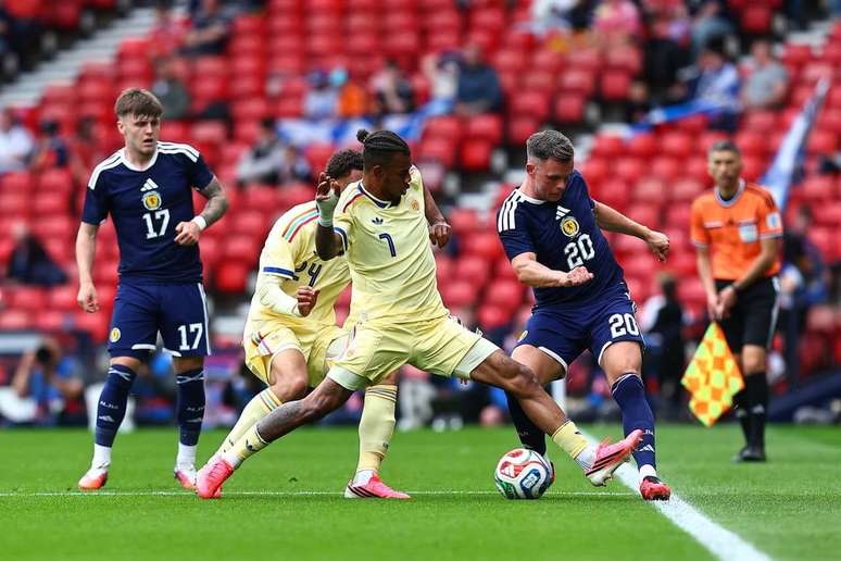 Shankland recebe forte marca&ccedil;&atilde;o da defesa de Cura&ccedil;ao. Atacante fez dois gols neste 4 a 1 de sua sele&ccedil;&atilde;o.