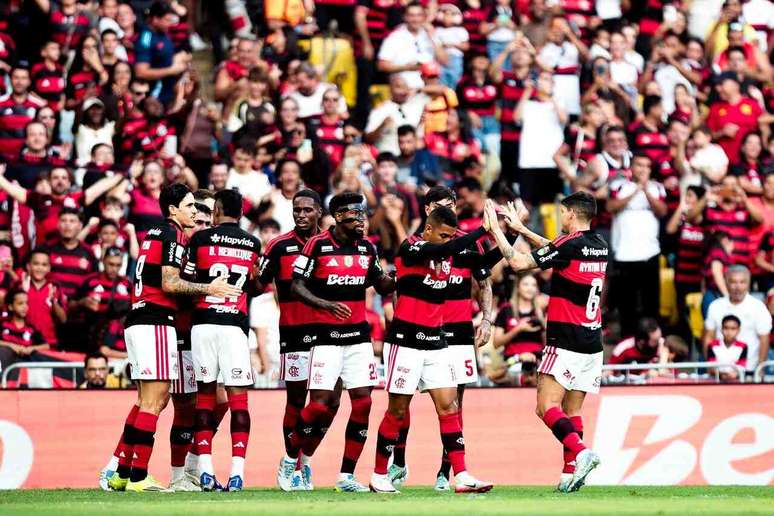 Flamengo faz a festa da torcida com uma convincente 3 a 0 sobre o Coritiba.