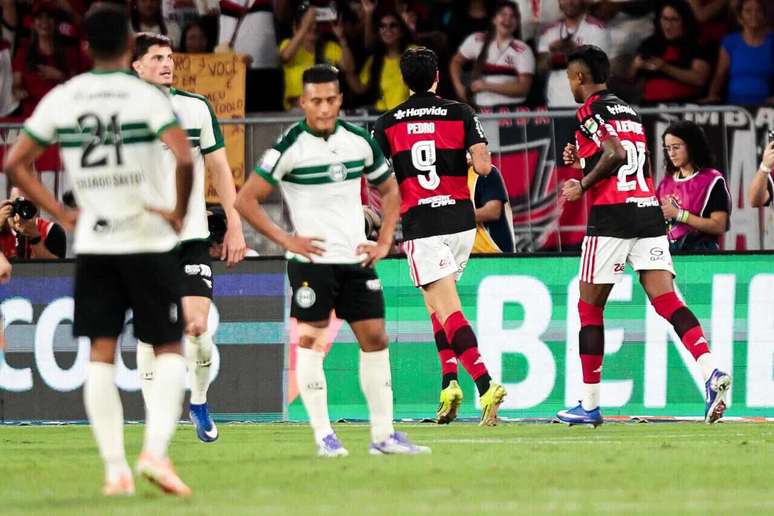 Bruno Henrique e Pedro celebram gol do Flamengo &ndash; FOTOS: GILVAN DE SOUZA/FLAMENGO