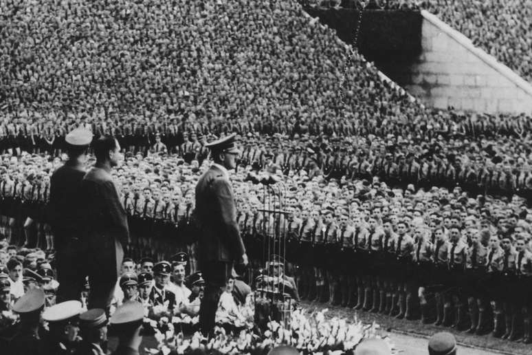 Os nazistas recrutavam crian&ccedil;as, como se v&ecirc; nesta foto quando Hitler discursou para membros do movimento Juventude Hitlerista em Nuremberg, em 1938