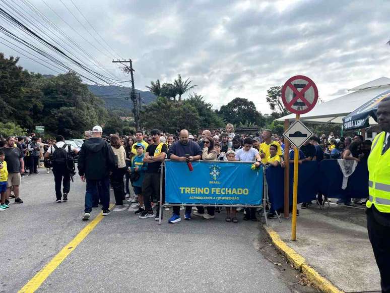 Torcedores cercam Granja Comary em &uacute;ltimo treino da Sele&ccedil;&atilde;o antes de amistoso no Maracan&atilde; &ndash;