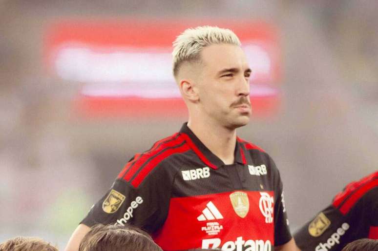 L&eacute;o Ortiz em campo pelo Flameng0 &ndash;