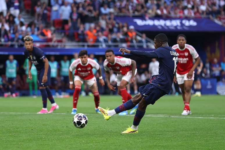 Demb&eacute;l&eacute; cobra o p&ecirc;nalti que empata o jogo para o PSG no tempo regulamentar.