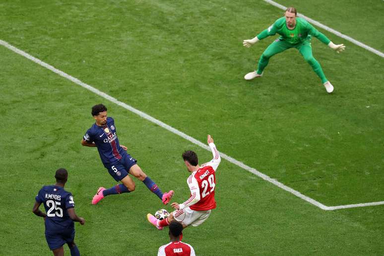 Kai Havertz tenta a finaliza&ccedil;&atilde;o para o Arsenal, mas recebe a marca&ccedil;&atilde;o de Marquinhos.
