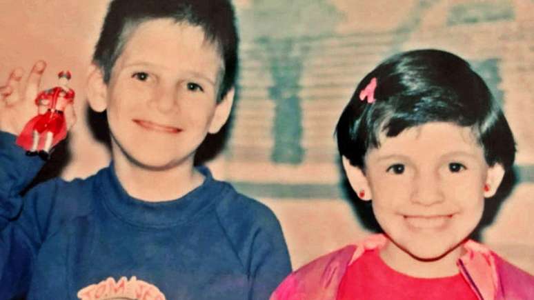 Alex diz que ela e o irm&atilde;o eram pr&oacute;ximos quando crian&ccedil;as