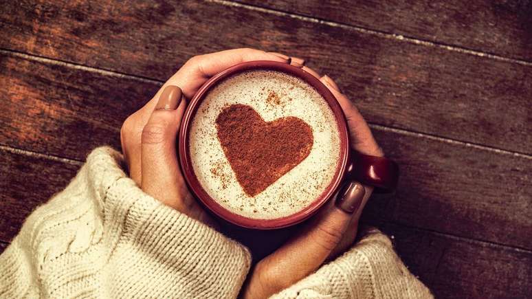 Especialistas ressaltam que o caf&eacute; n&atilde;o &eacute; uma prote&ccedil;&atilde;o garantida contra dem&ecirc;ncia, mas pode integrar um conjunto de h&aacute;bitos saud&aacute;veis voltados &agrave; preserva&ccedil;&atilde;o da sa&uacute;de do c&eacute;rebro &ndash; depositphotos.com / massonforstock