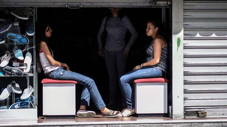 Os cortes de eletricidade n&atilde;o anunciados dificultam o trabalho no com&eacute;rcio e prejudicam os consumidores