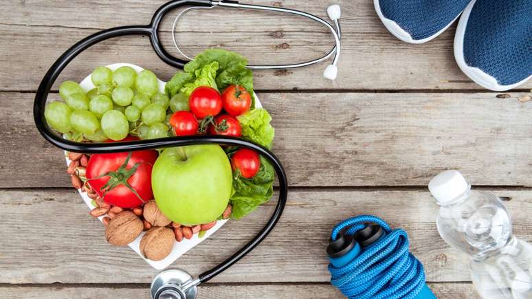 Priorizar frutas, verduras, legumes, gr&atilde;os e alimentos minimamente processados &eacute; uma das estrat&eacute;gias mais recomendadas para proteger a sa&uacute;de cardiovascular ao longo da vida &ndash; depositphotos.com / AntonMatyukha
