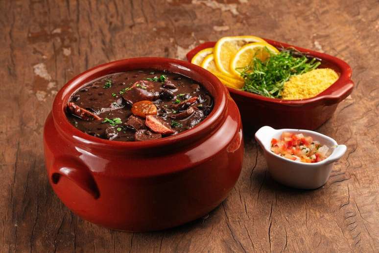Feijoada vegana com lingui&ccedil;a vegetal 