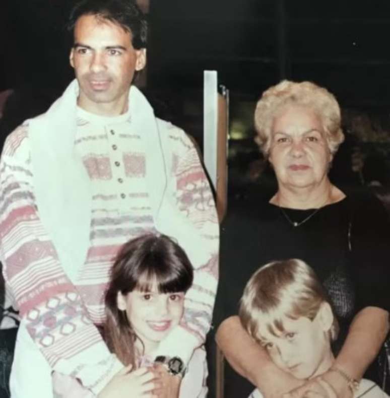 Kayky Brito e Sthefany Brito com o pai e a av&oacute;