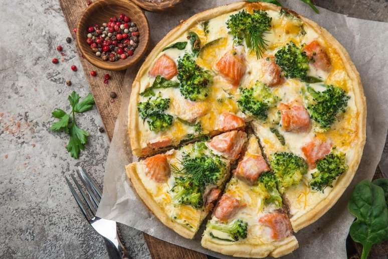 Quiche de salm&atilde;o com br&oacute;colis 