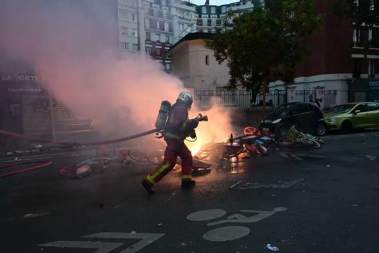 Viol&ecirc;ncia na Fran&ccedil;a ap&oacute;s conquista do PSG deixa mais de 200 feridos e um morto &ndash;