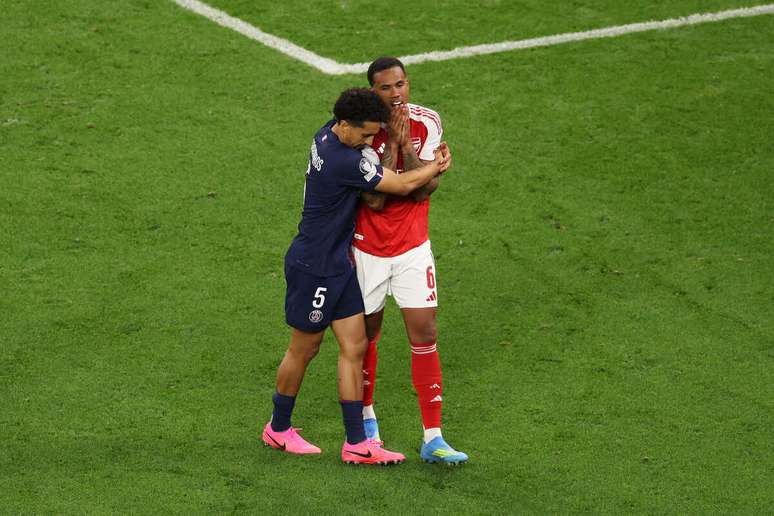 Gabriel Magalh&atilde;es, do Arsenal, recebe abra&ccedil;o de Marquinhos, do PSG, ap&oacute;s a decis&atilde;o da Champions &ndash;