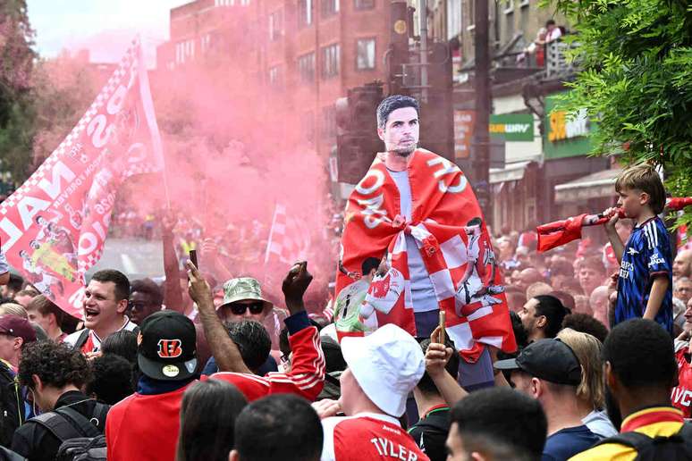 Arsenal arrasta milhares de f&atilde;s para celebra&ccedil;&atilde;o da conquista da Premier League no centro de Londres &ndash;