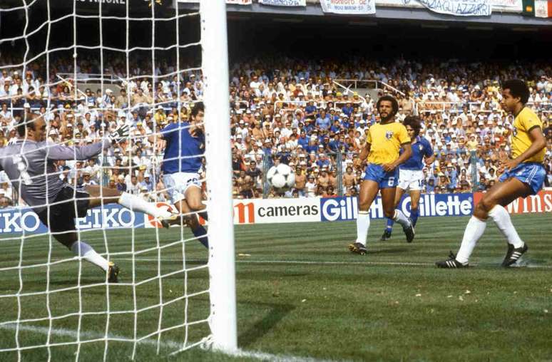 Paolo Rossi marcou tr&ecirc;s vezes e eliminou o Brasil &ndash;