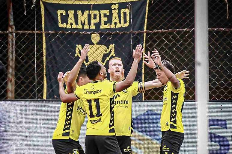Jogadores do S&atilde;o Bernardo celebram gol no empate diante do Novorizontino &ndash;