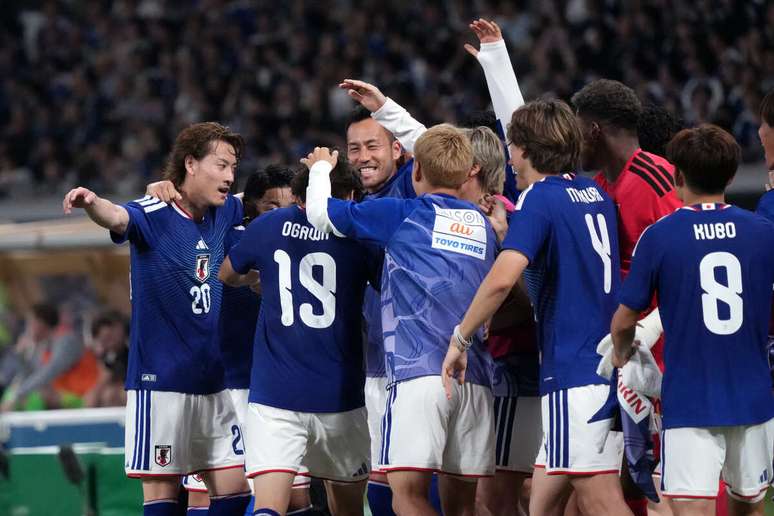 Ogawa (camisa 19) festeja com os companheiros do gol da vit&oacute;ria do Jap&atilde;o sobre a Isl&acirc;ndia.