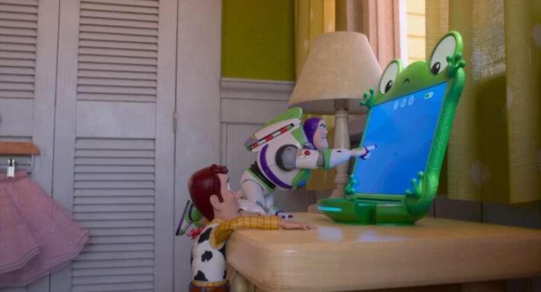 Toy Story 5 traz Woody com calv&iacute;cie e a amea&ccedil;a de Lilypad, um tablet infantil que se torna o brinquedo favorito de Bonnie