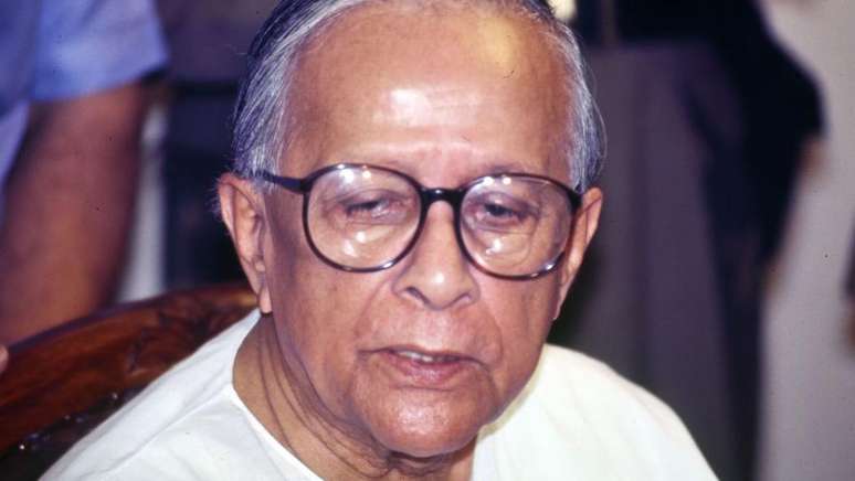 Jyoti Basu, membro fundador do CPI(M), recebeu a oferta de se tornar primeiro-ministro da &Iacute;ndia em 1996