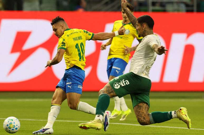 Paulinho em a&ccedil;&atilde;o com a camisa do Palmeiras diante da Chapecoense &ndash;