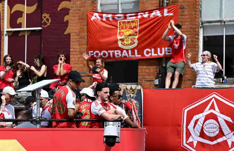 Arsenal arrasta milhares de f&atilde;s para celebra&ccedil;&atilde;o da conquista da Premier League no centro de Londres &ndash;