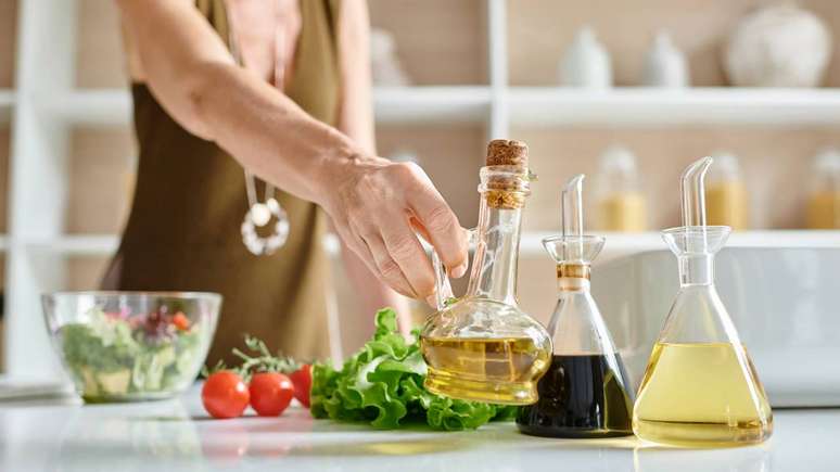 O vinagre se popularizou nas redes sociais por ser um produto barato, f&aacute;cil de encontrar e que se associa &agrave; &ldquo;limpeza natural&rdquo; &ndash; depositphotos.com / HayDmitriy