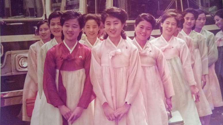 Ko Yong-hui (&agrave; frente, &agrave; direita) era membro da elite Mansudae Art Troupe