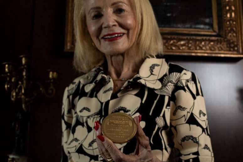 Angelita e a medalha Bigelow, em foto de novembro de 2023