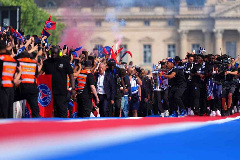 D&eacute;sir&eacute; Dou&eacute; celebra com o trof&eacute;u da Champions durante o desfile dos jogadores do Paris Saint-Germain &ndash;