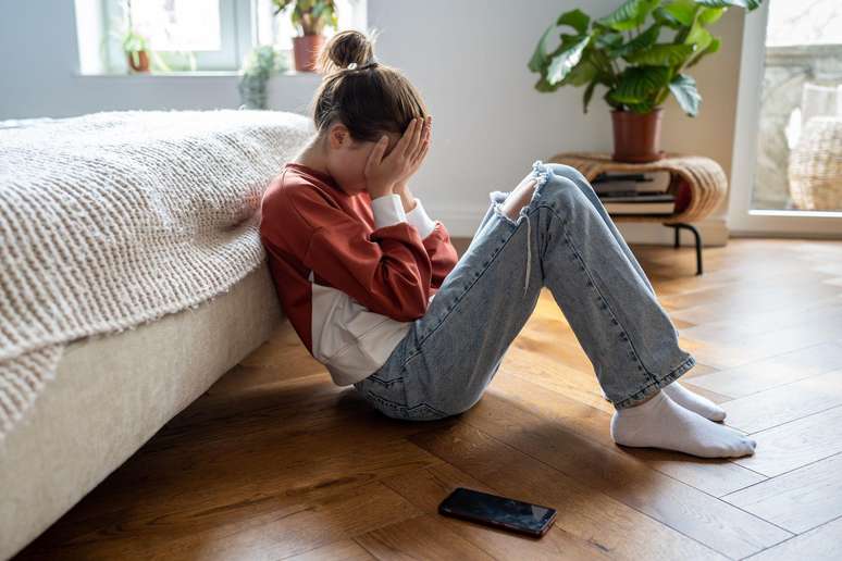 O burnout pode levar as pessoas a acreditarem que n&atilde;o encontram um parceiro na internet porque h&aacute; algo de errado com elas
