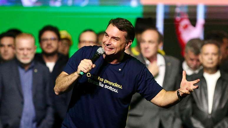 Para analista, classifica&ccedil;&atilde;o das fac&ccedil;&otilde;es como terroristas d&aacute; al&iacute;vio moment&acirc;neo para campanha de Fl&aacute;vio Bolsonaro, mas n&atilde;o &eacute; capaz de mudar o ruma da elei&ccedil;&atilde;o