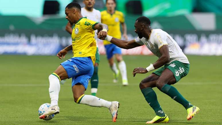 Allan, do Palmeiras, foi&nbsp; expulso ap&oacute;s pis&atilde;o contra a Chapecoense &ndash;