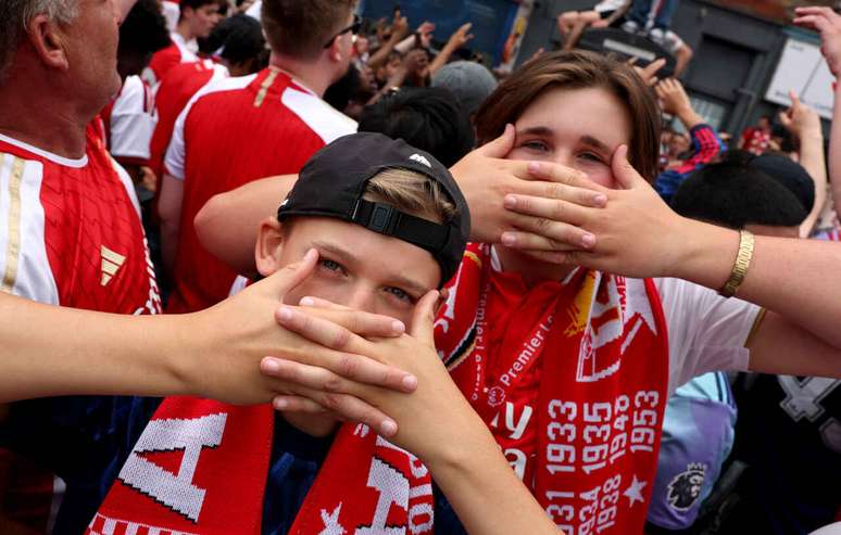 Torcedores do Arsenal imitam celebra&ccedil;&atilde;o do atacante Gyoekeres durante celebra&ccedil;&atilde;o nas ruas de Londres &ndash;