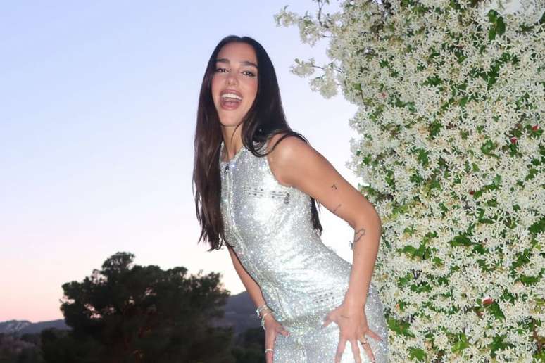 Dua Lipa posa em festa de casamento de amiga